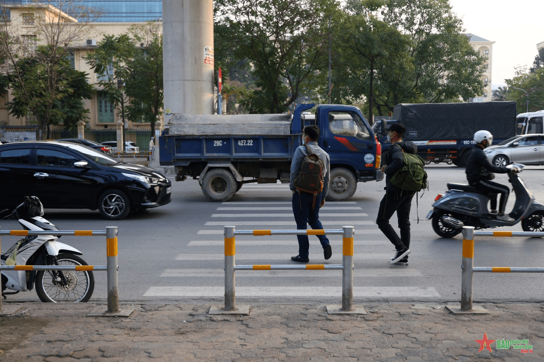 Hà Nội cắt bỏ rào chắn vỉa hè gây khó khăn cho người đi bộ