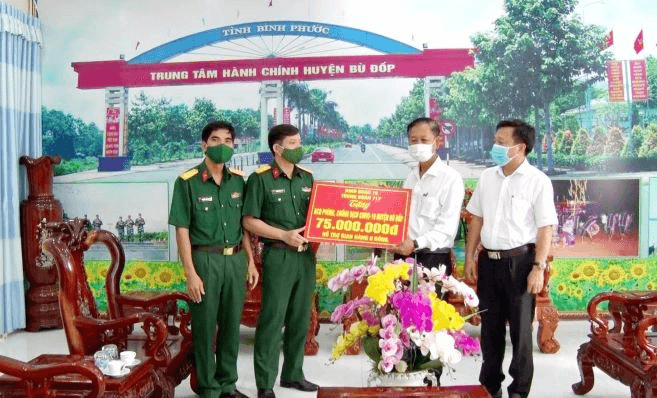 Sát cánh cùng nhân dân chống dịch