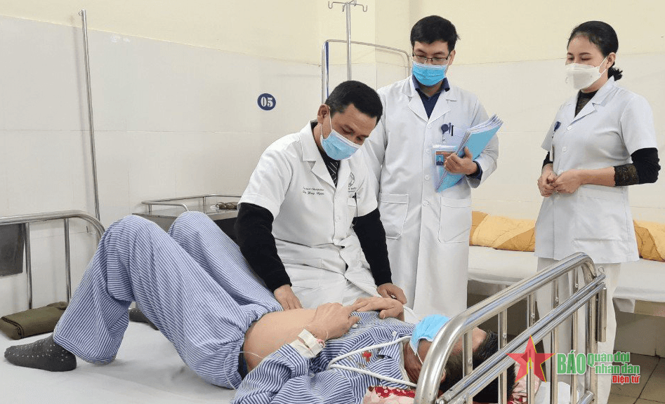 Bác sĩ Trần Huy Ngọc tận tâm với người bệnh