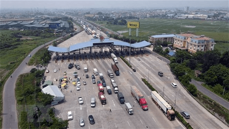 Đẩy nhanh tiến độ dán thẻ định danh ô tô để thu phí điện tử không dừng