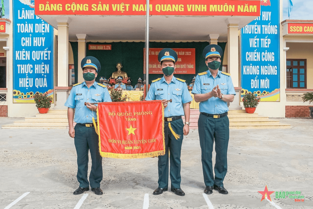 Trung đoàn 274 được Bộ Quốc phòng tặng cờ Đơn vị huấn luyện giỏi