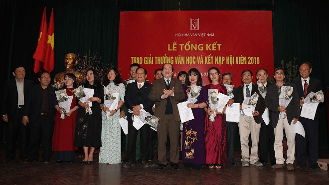 Háo danh... hội viên nhà văn