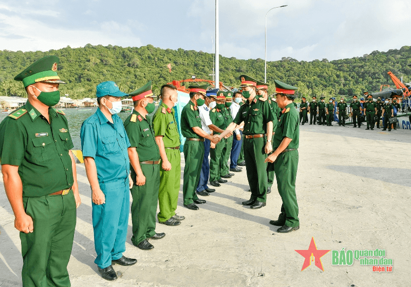 Trung tướng Nguyễn Trọng Bình thăm, kiểm tra các điểm đảo Tây Nam