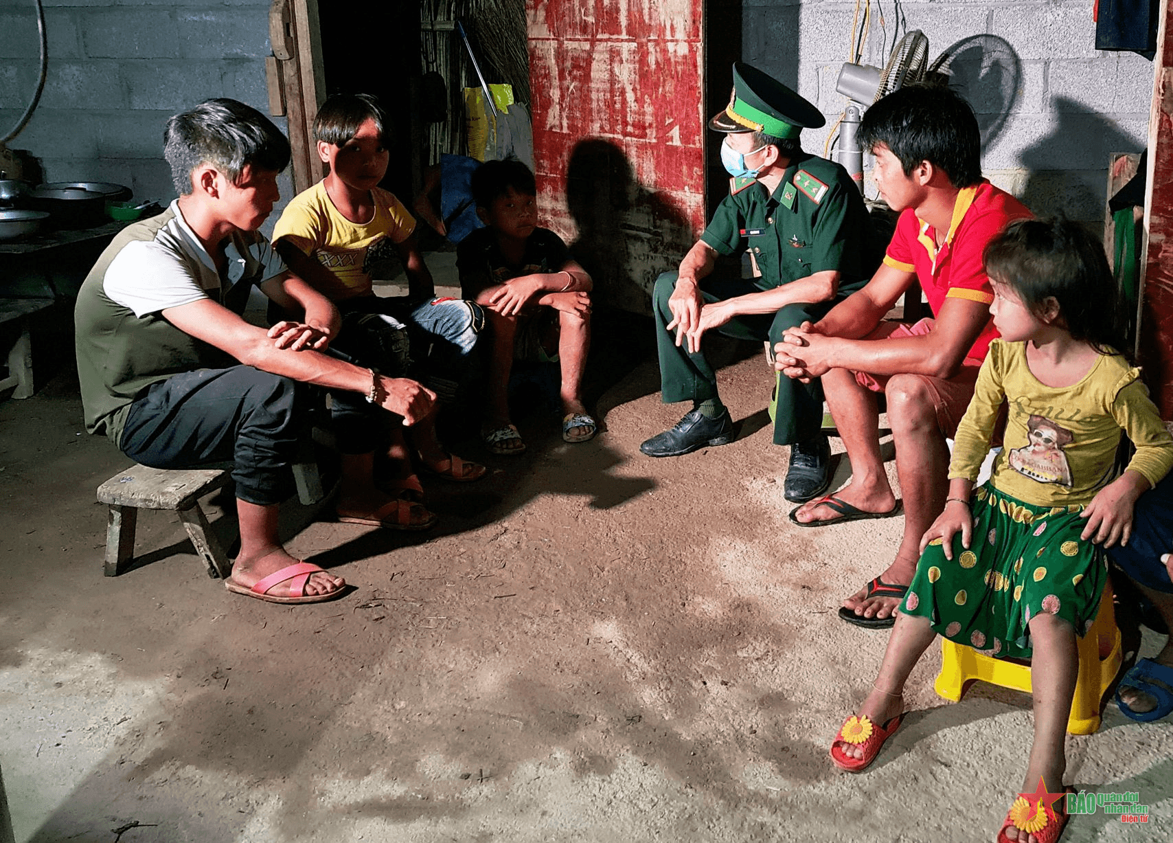 Trung tá “một vai hai việc”