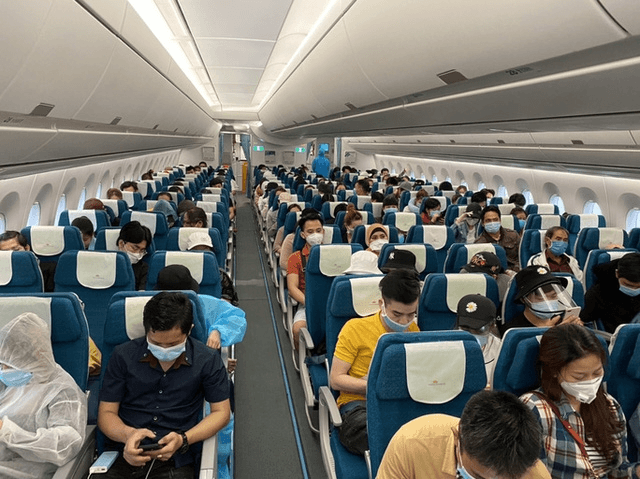 Khẩn trương tổ chức các chuyến bay đưa người Việt tại Ukraine về nước