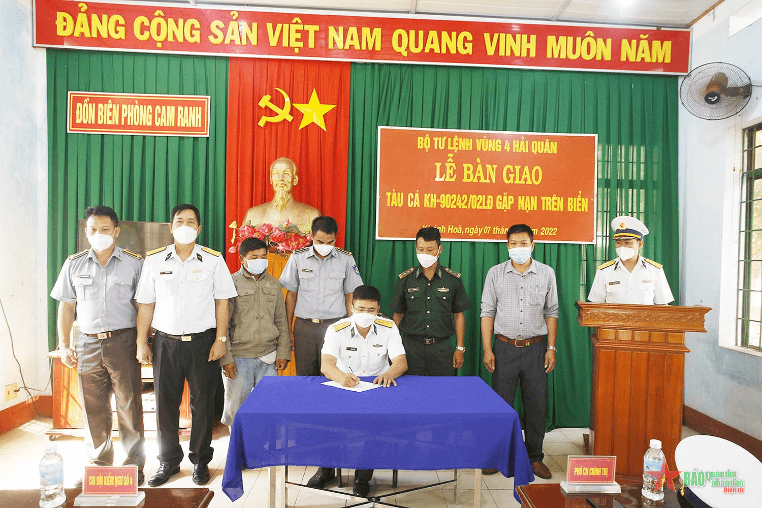Tàu kiểm ngư cứu giúp tàu cá gặp nạn