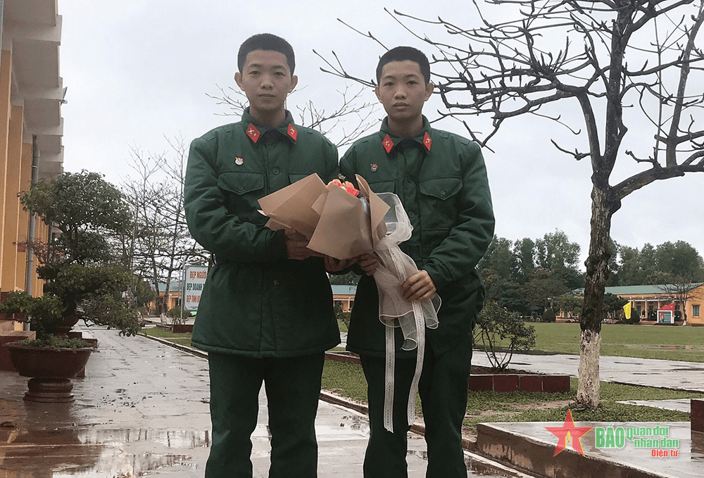 Anh em ruột cùng thi đua
