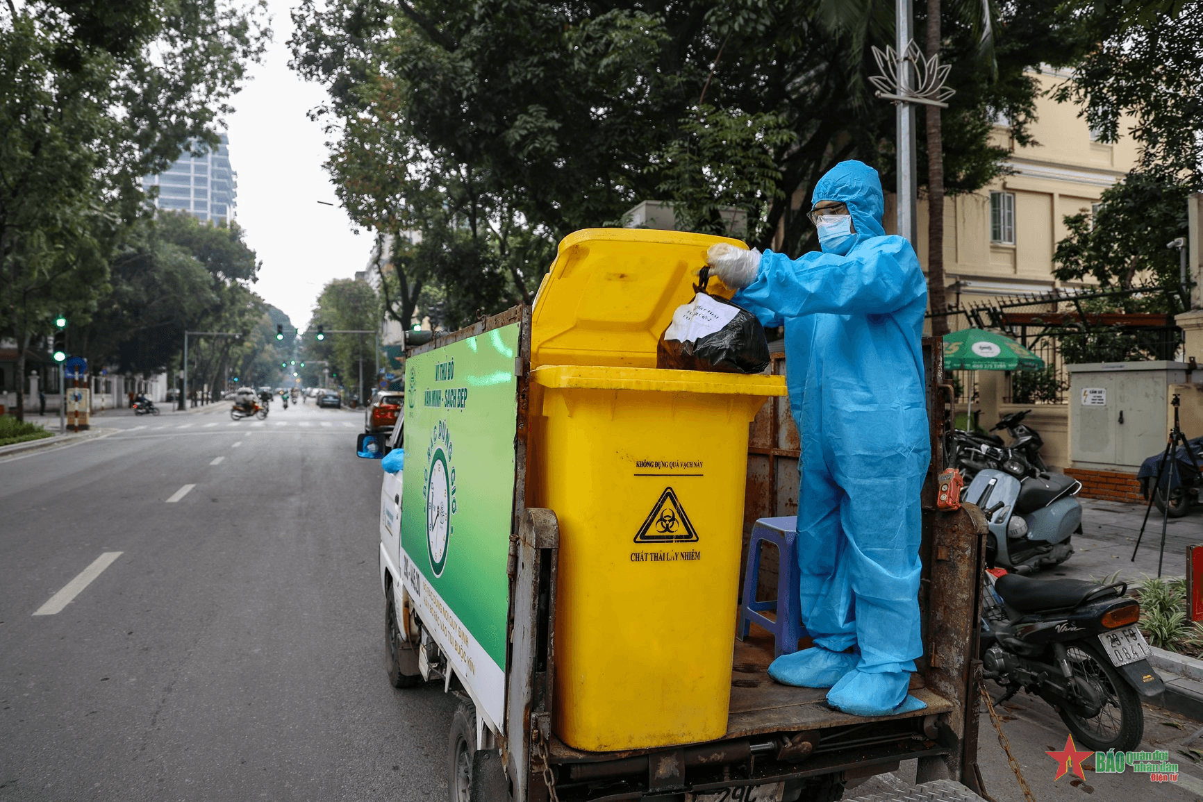 Hà Nội thu gom rác thải F0 tại nhà, hạn chế nguồn lây ra cộng đồng