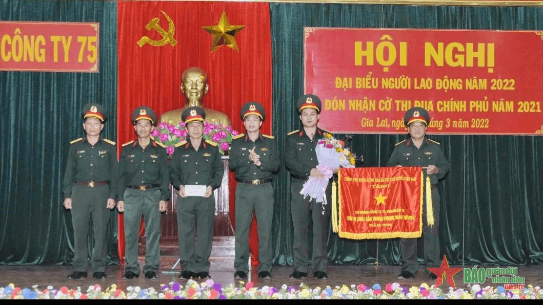 Công ty 75 đón nhận Cờ thi đua của Chính phủ năm 2021