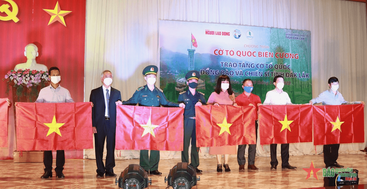 Trao tặng 10 nghìn lá cờ Tổ quốc cho đồng bào và chiến sĩ vùng biên giới Đắk Lắk