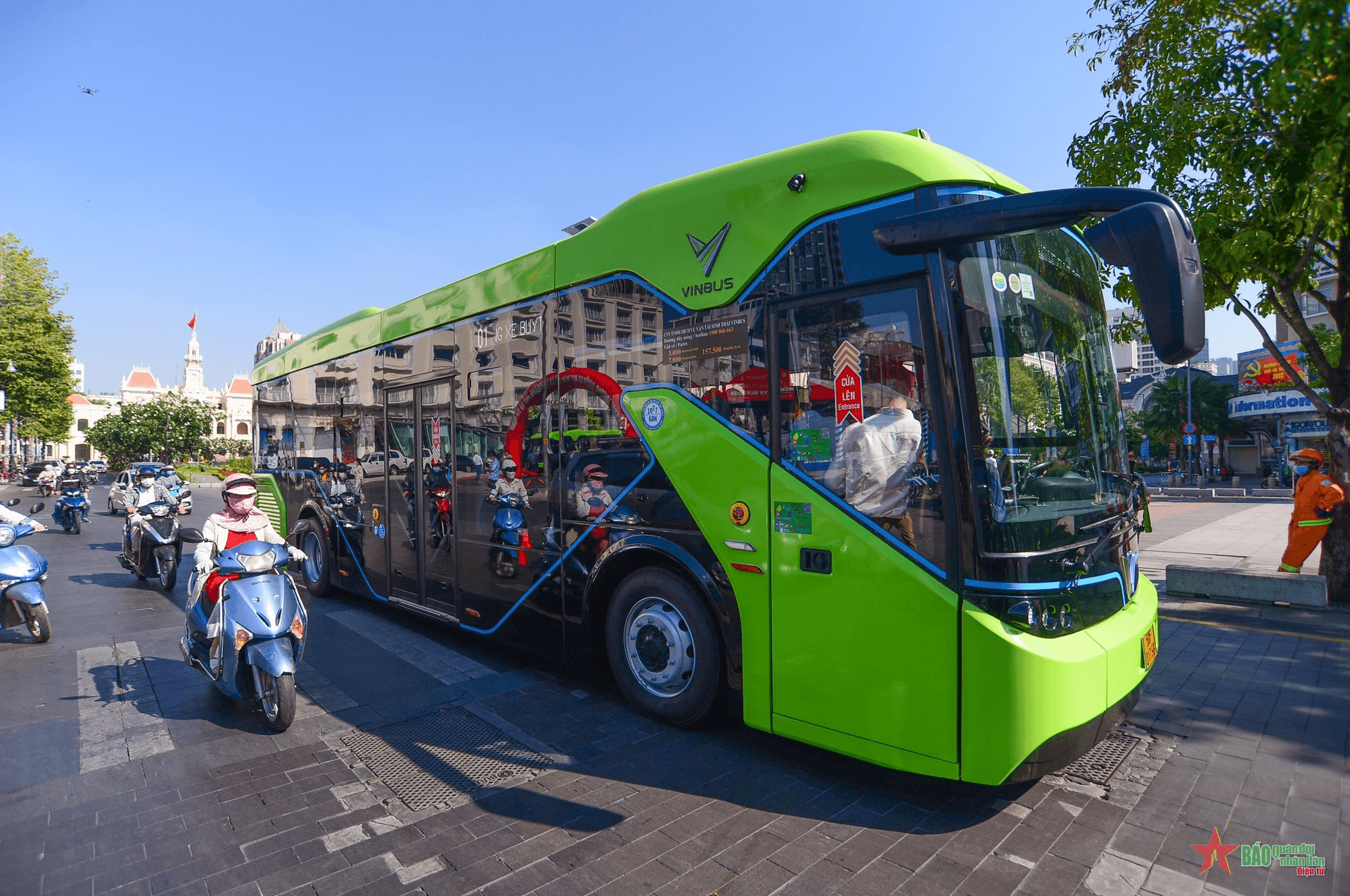 Người dân TP Hồ Chí Minh trải nghiệm VinBus: “Như đi du lịch giữa lòng thành phố”