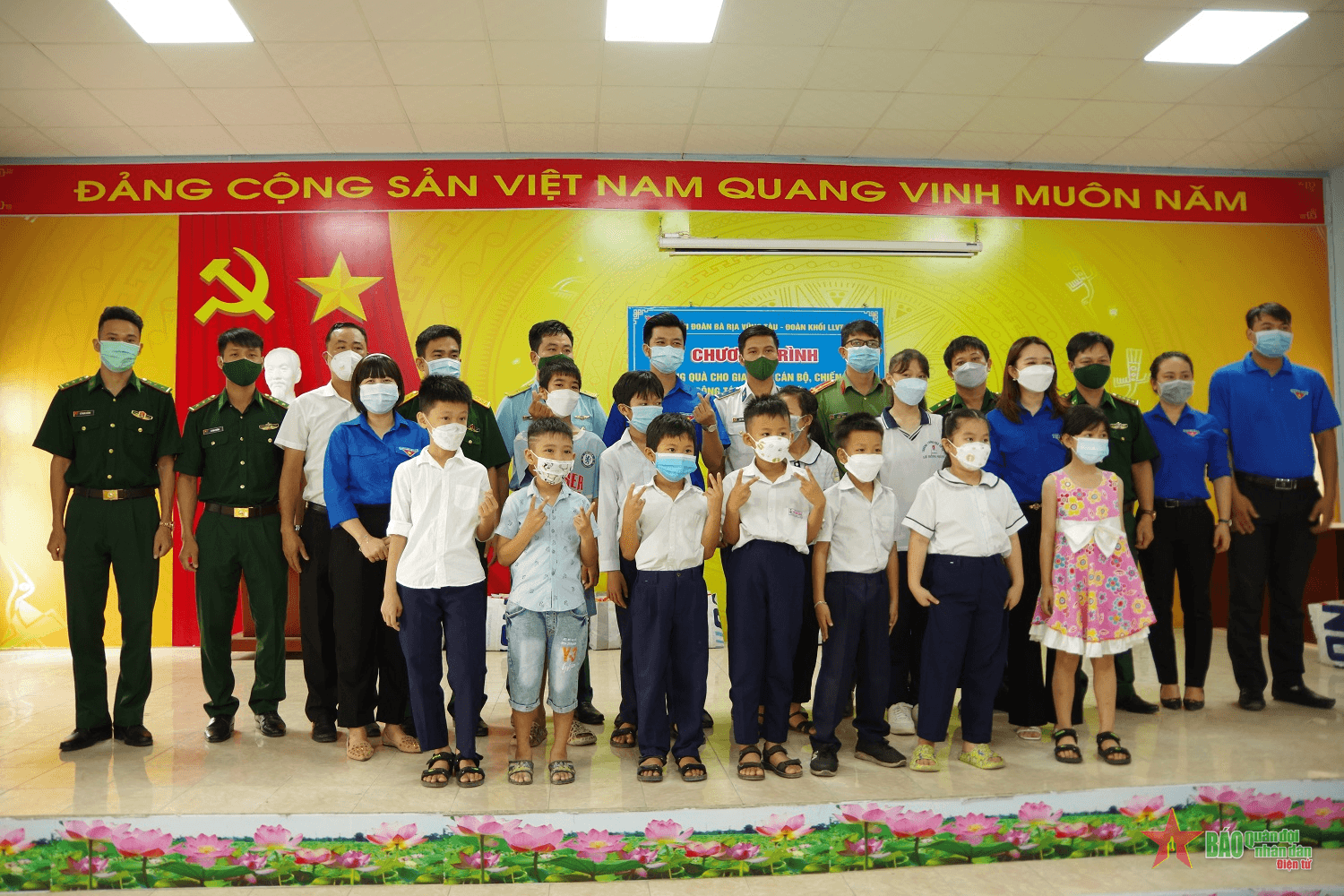 Tặng quà cho gia đình cán bộ, chiến sĩ đang công tác nơi biên giới, hải đảo