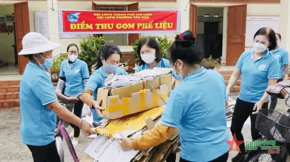 Từ phế liệu... làm đẹp nhà văn hóa