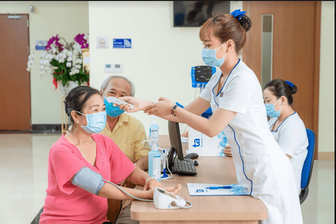 Bộ Y tế: Người mắc Covid-19 không được ra khỏi nhà