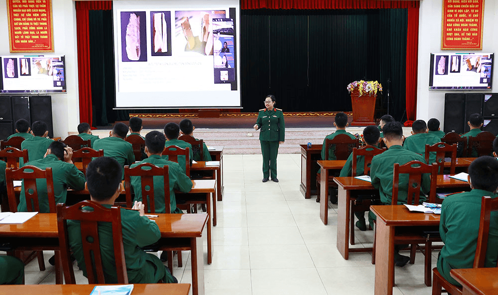 Bồi đắp tình yêu lịch sử dân tộc cho học viên