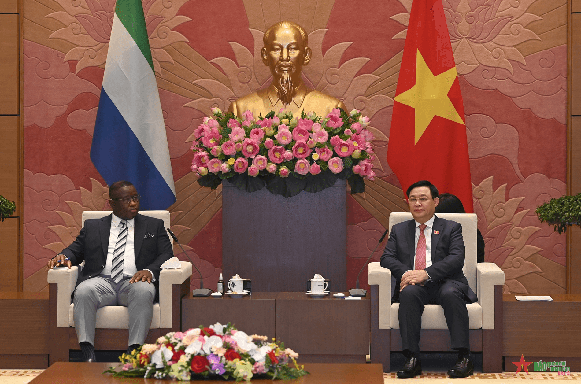 Chủ tịch Quốc hội Vương Đình Huệ hội kiến Tổng thống nước Cộng hòa Sierra Leone