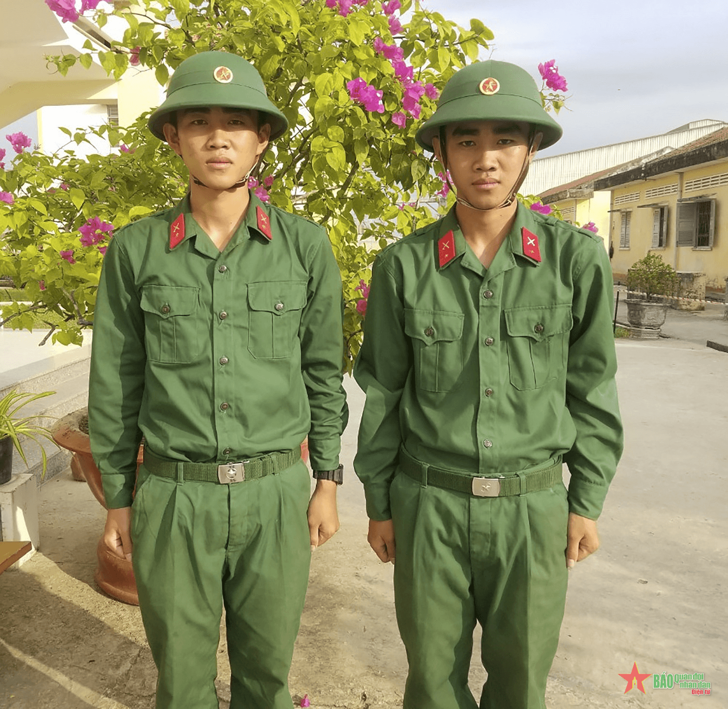 Anh em sinh đôi cùng nhập ngũ