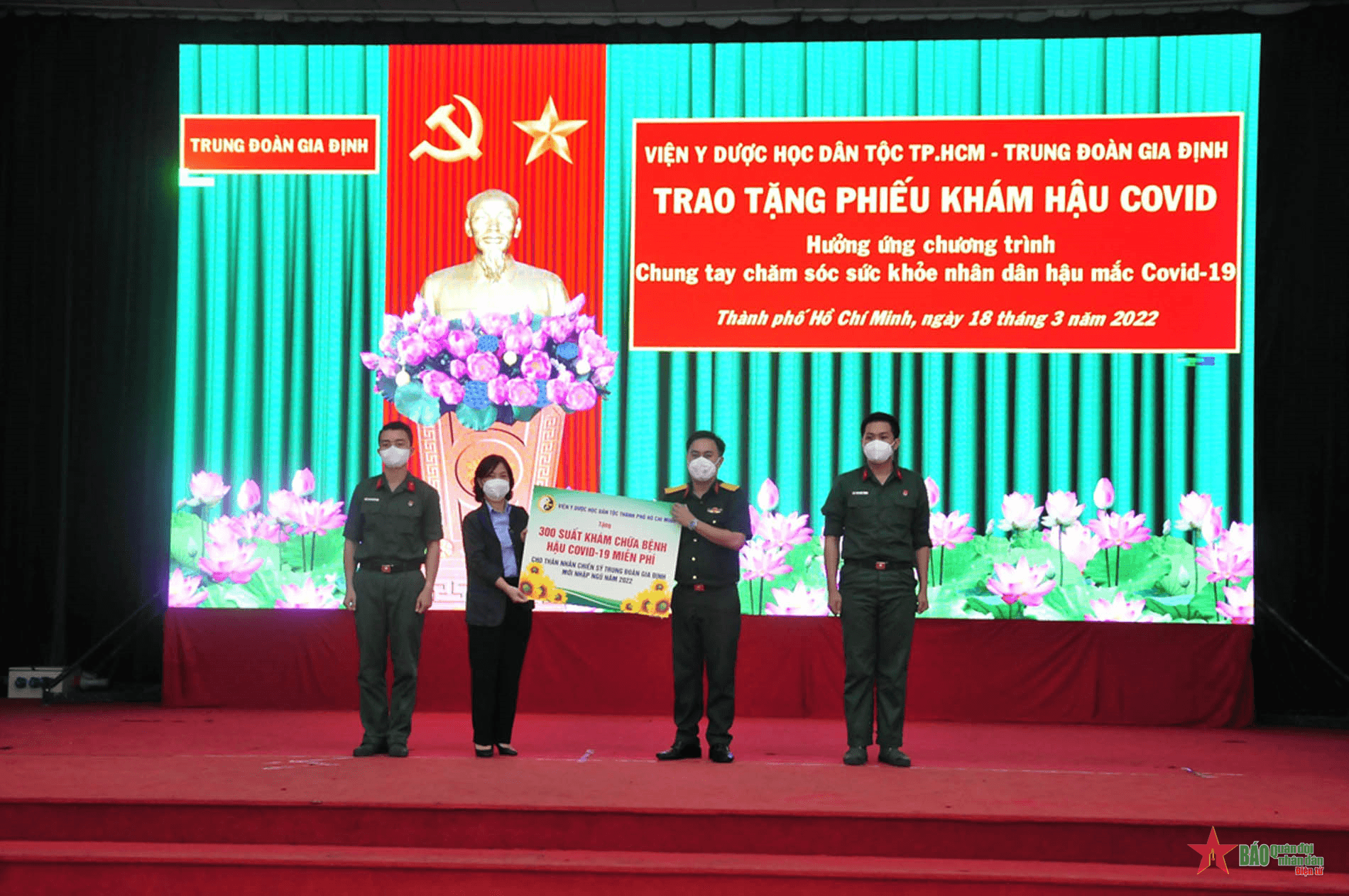 Tặng phiếu khám sức khỏe hậu Covid-19 cho thân nhân chiến sĩ mới