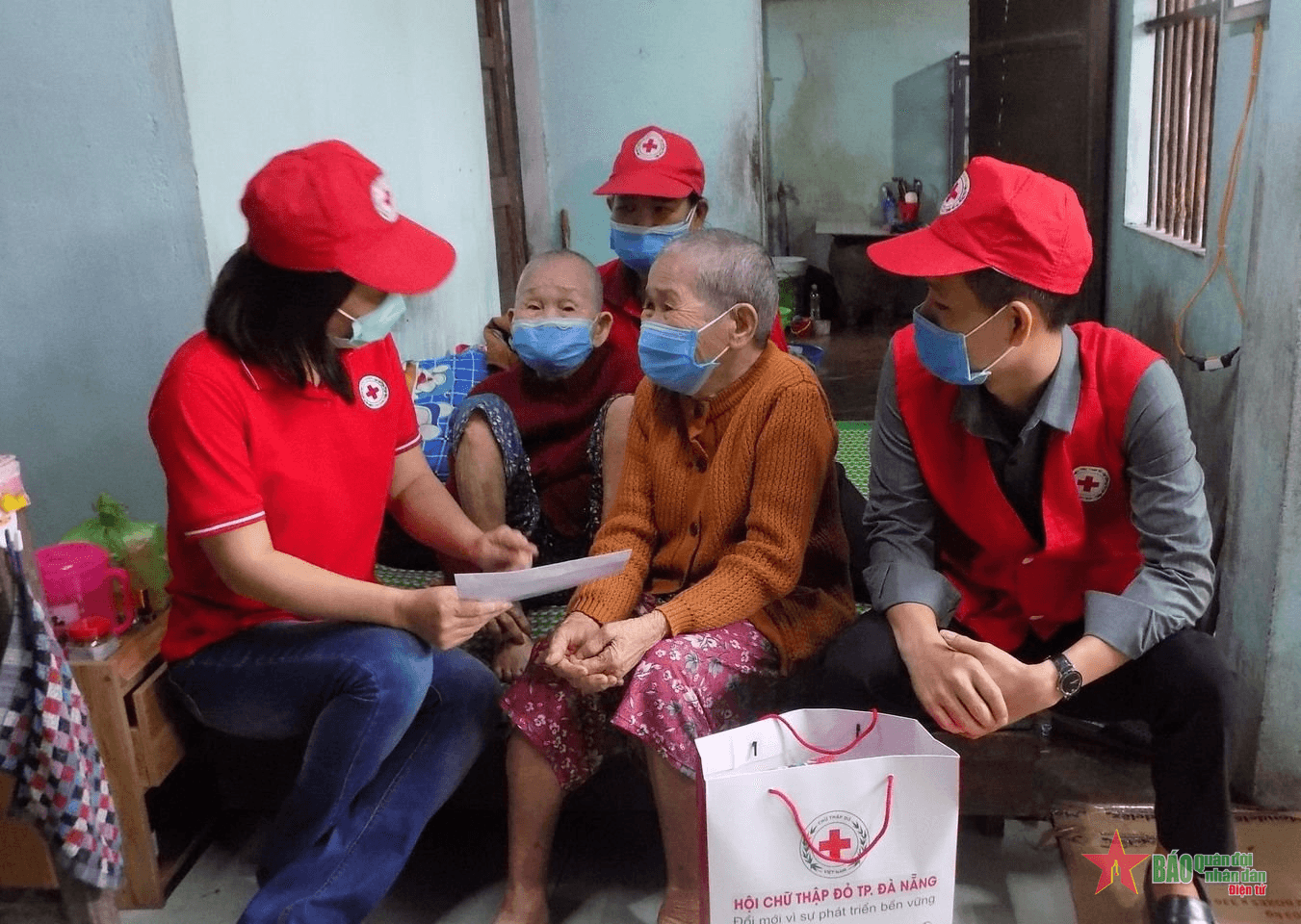 Hơn 2,5 triệu suất quà đã được tặng cho người nghèo và nạn nhân chất độc da cam