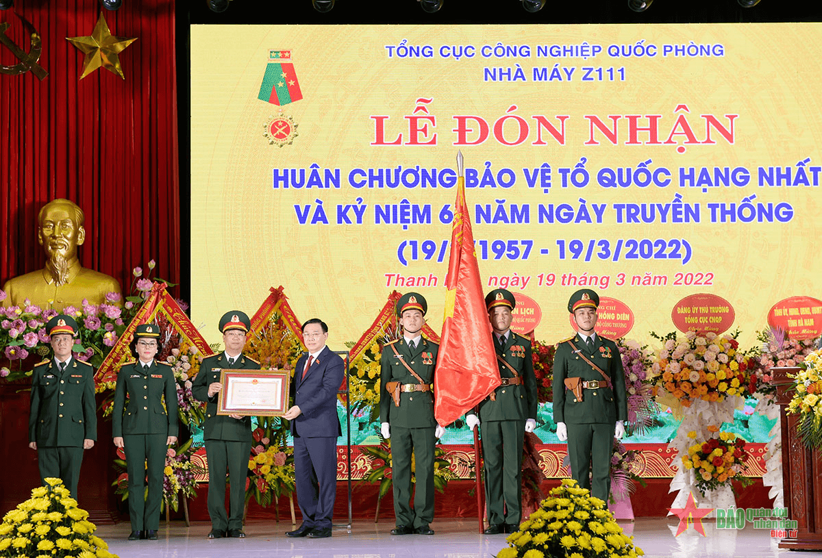 Chủ tịch Quốc hội Vương Đình Huệ trao Huân chương Bảo vệ Tổ quốc hạng Nhất tặng Nhà máy Z111