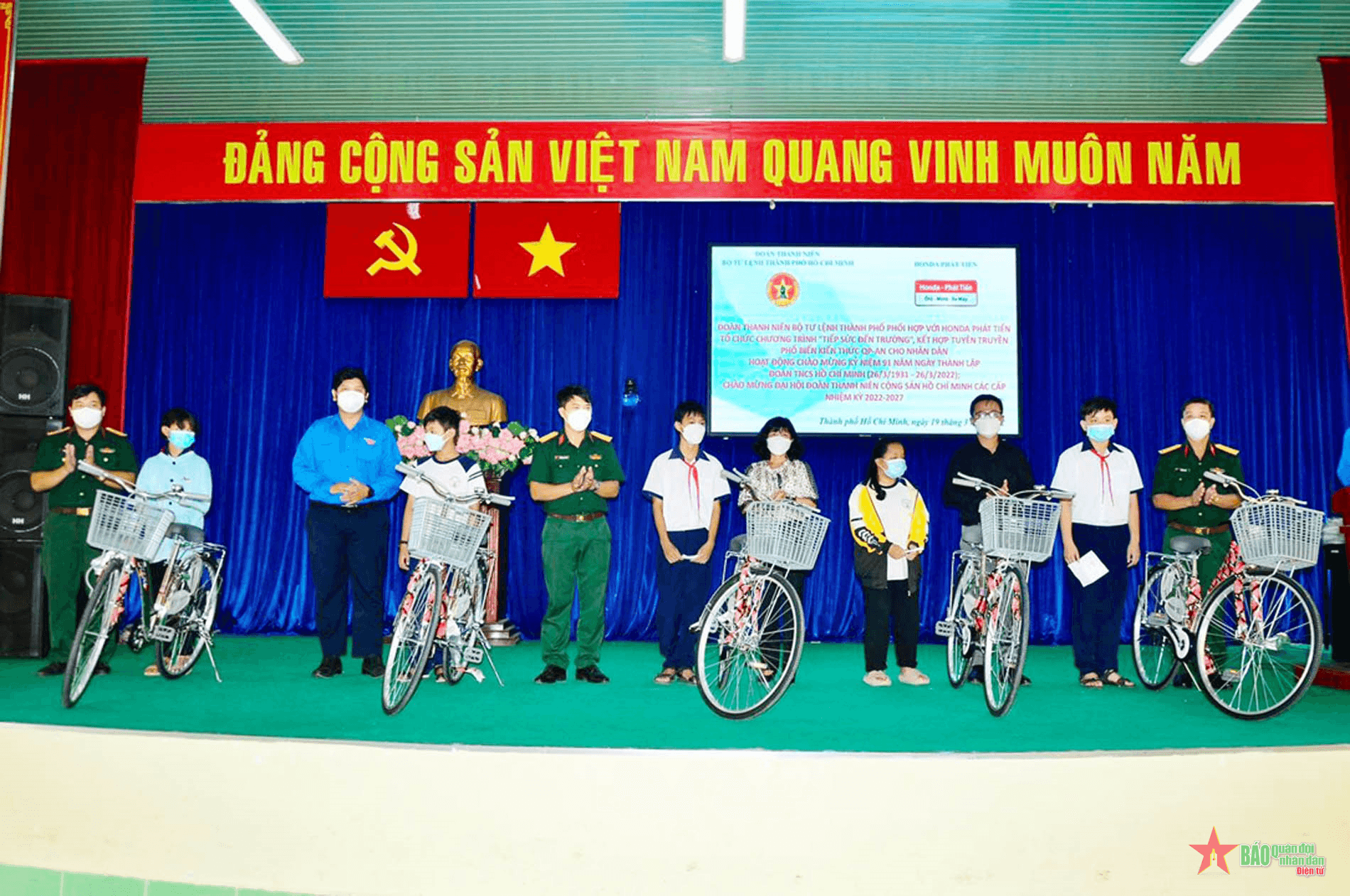 Tặng xe đạp cho học sinh nghèo