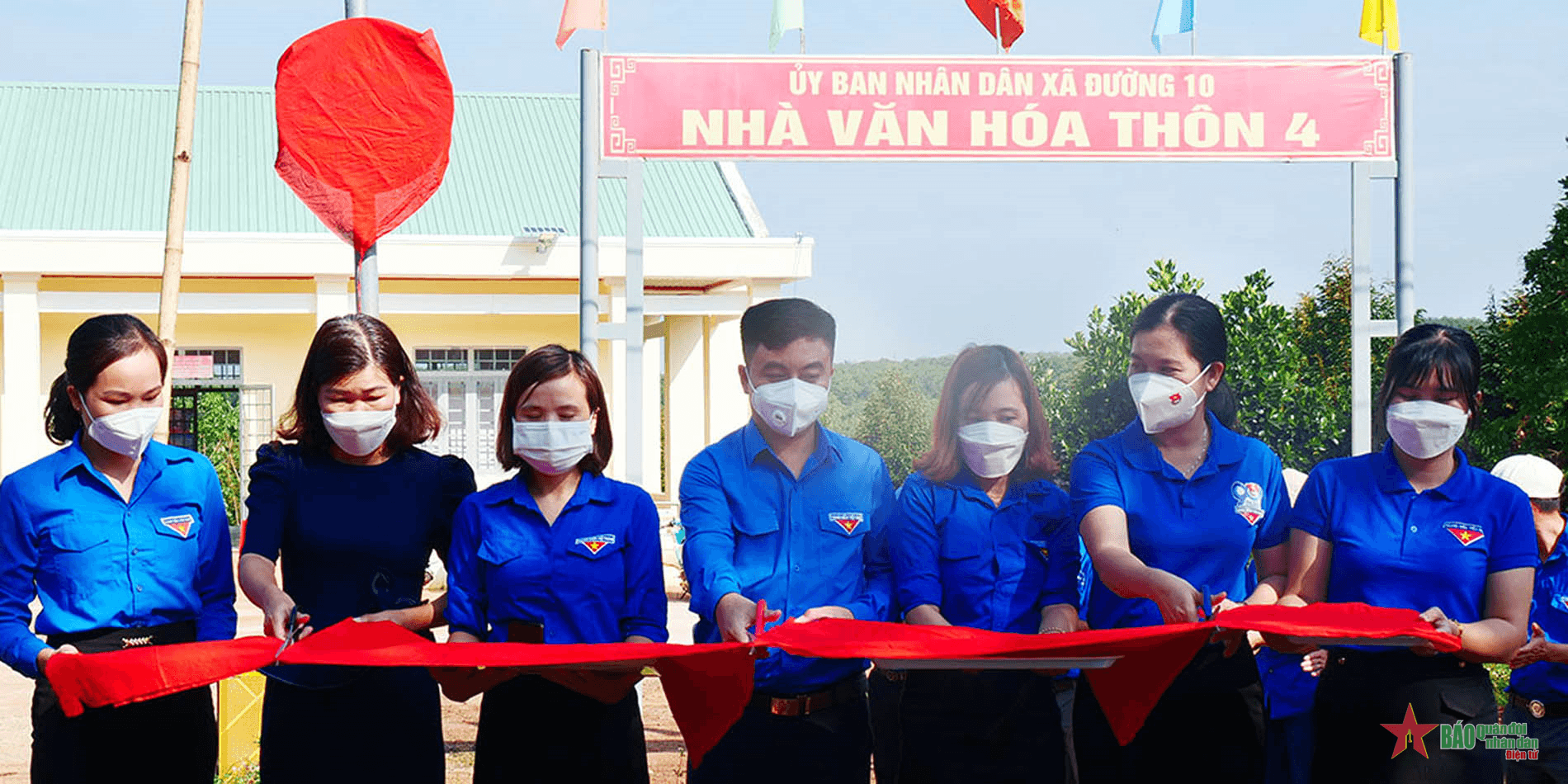 Bàn giao 4 tuyến đường “Thắp sáng đường quê”