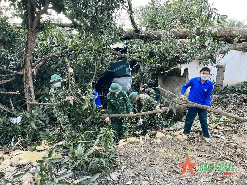 Hỗ trợ nhân dân khắc phục hậu quả lốc xoáy