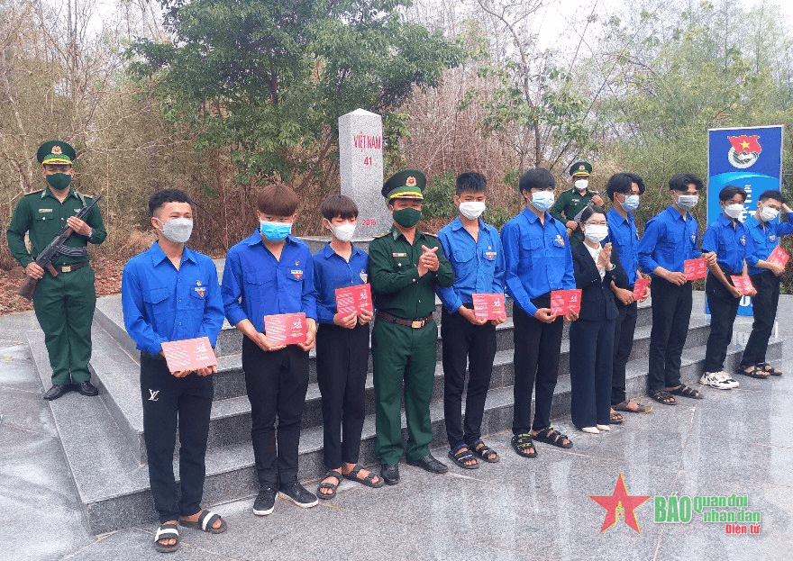 Kết nạp 50 đoàn viên mới tại cột mốc biên giới