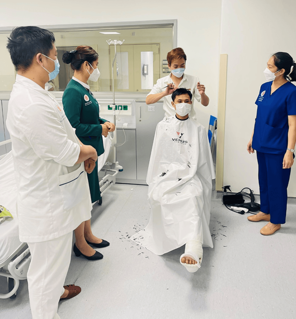 “Cắt tóc 0 đồng - Ấm tình mùa dịch”