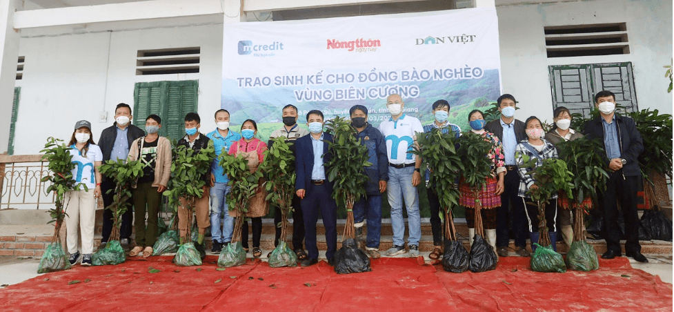 Mcredit trao hơn 10.000 cây giống tặng đồng bào biên giới Hà Giang
