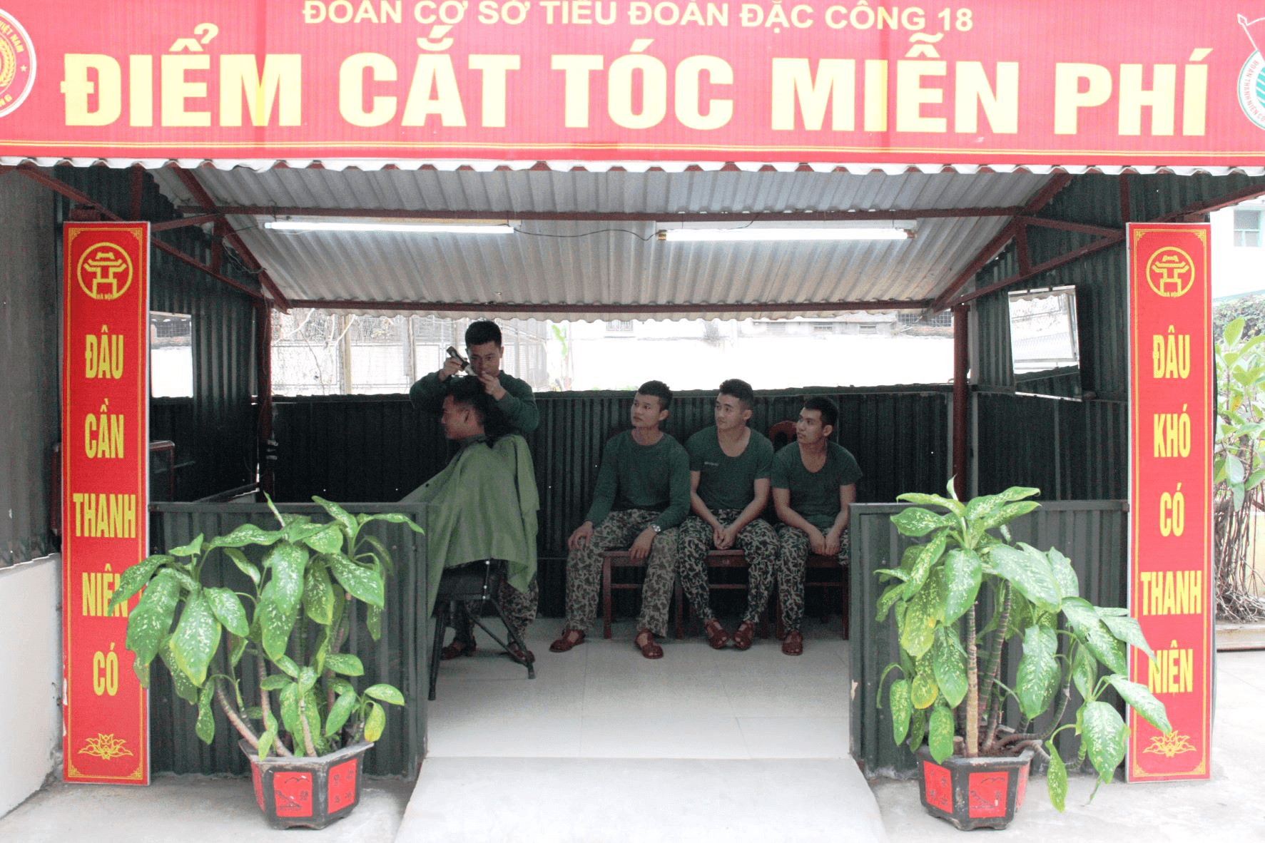 Phòng cắt tóc thanh niên