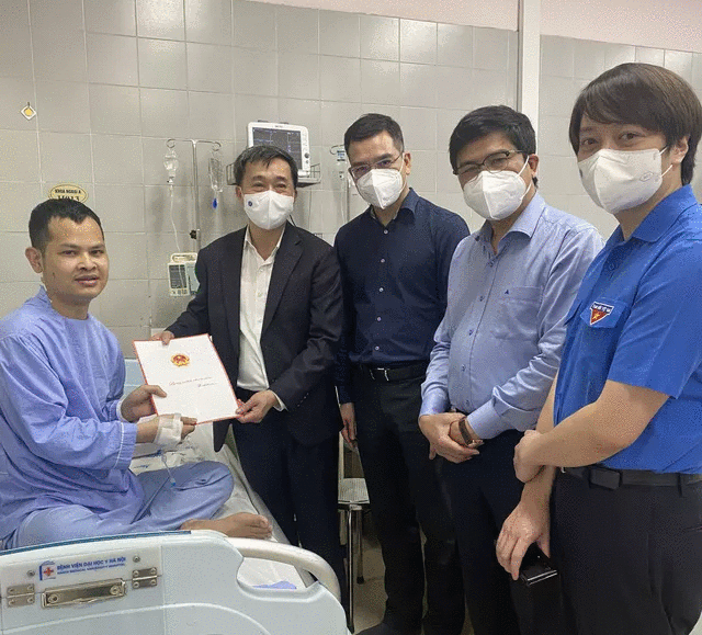 Thăm và tặng quà cho bác sĩ trẻ mắc bệnh hiểm nghèo