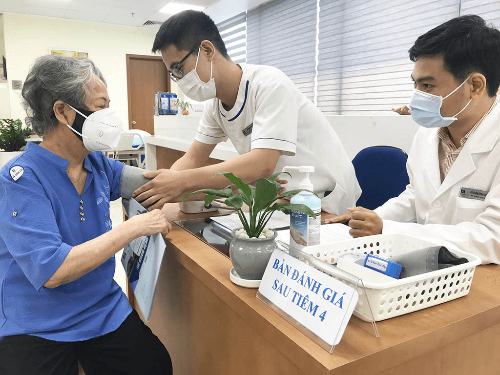 Người suy giảm miễn dịch bắt đầu được tiêm kháng thể đơn dòng Evusheld phòng Covid-19