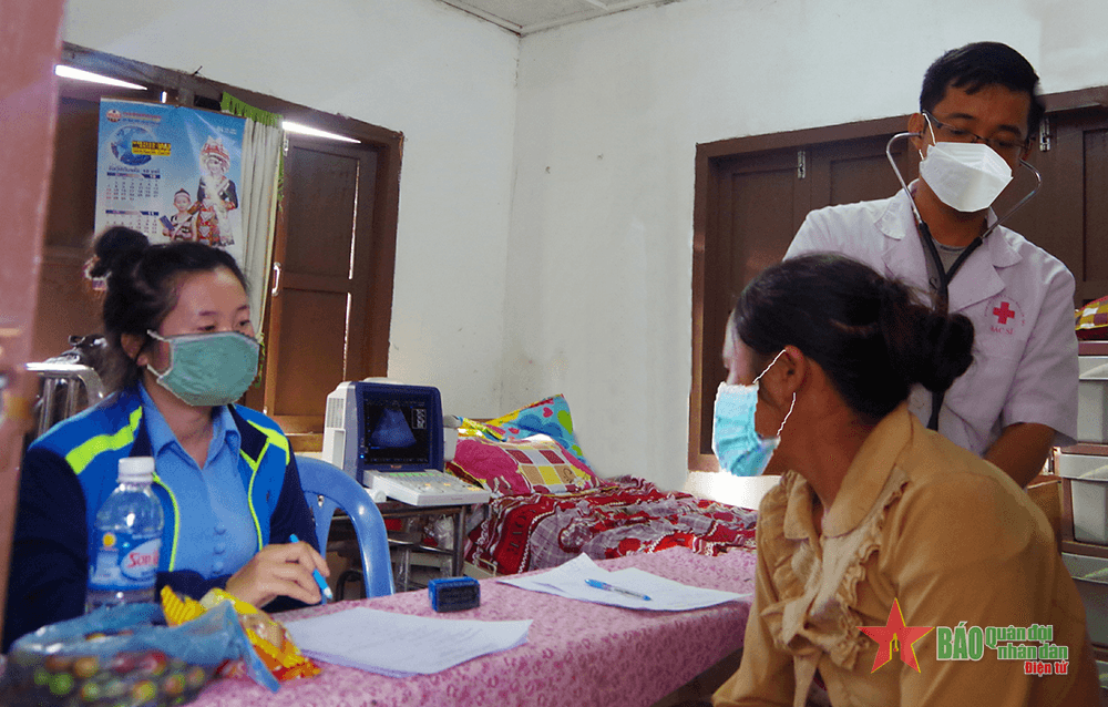 Thầy thuốc Việt trên đất Lào