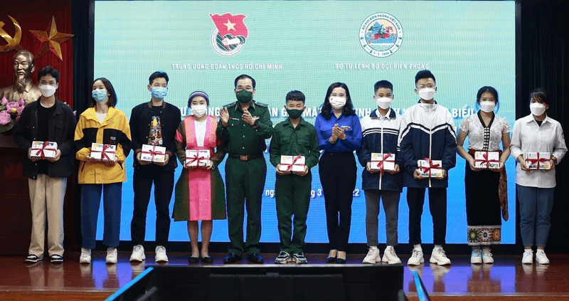 Gặp mặt và tặng quà học sinh, sinh viên tiêu biểu
