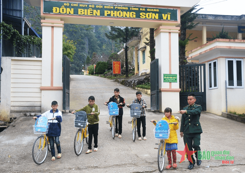 Chương trình "Nâng bước em tới trường - Con nuôi đồn biên phòng": "Ươm mầm" bền vững biên cương