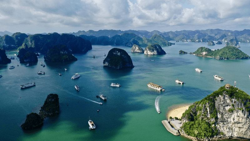 Quảng Ninh: Nhiều điểm hấp dẫn khi du lịch nghỉ đêm trên du thuyền Hạ Long