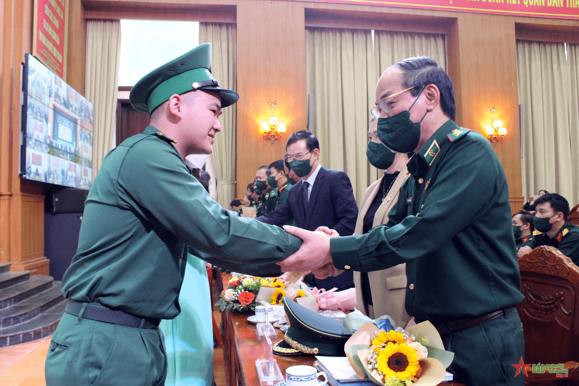 Tuyên dương học sinh, sinh viên tiêu biểu trong Chương trình “Nâng bước em tới trường - Con nuôi Đồn Biên phòng”
