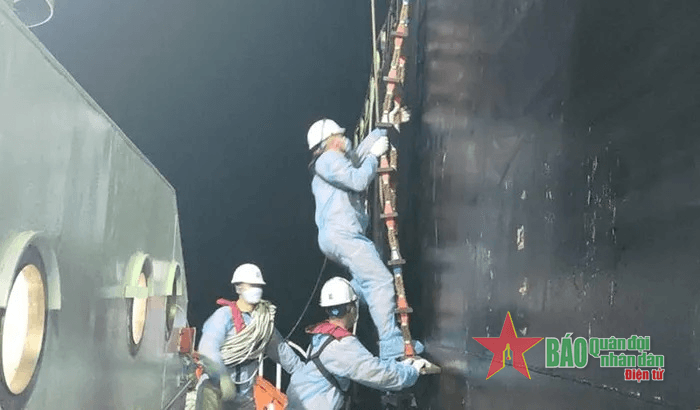 Cứu nạn thuyền viên tàu Izumo