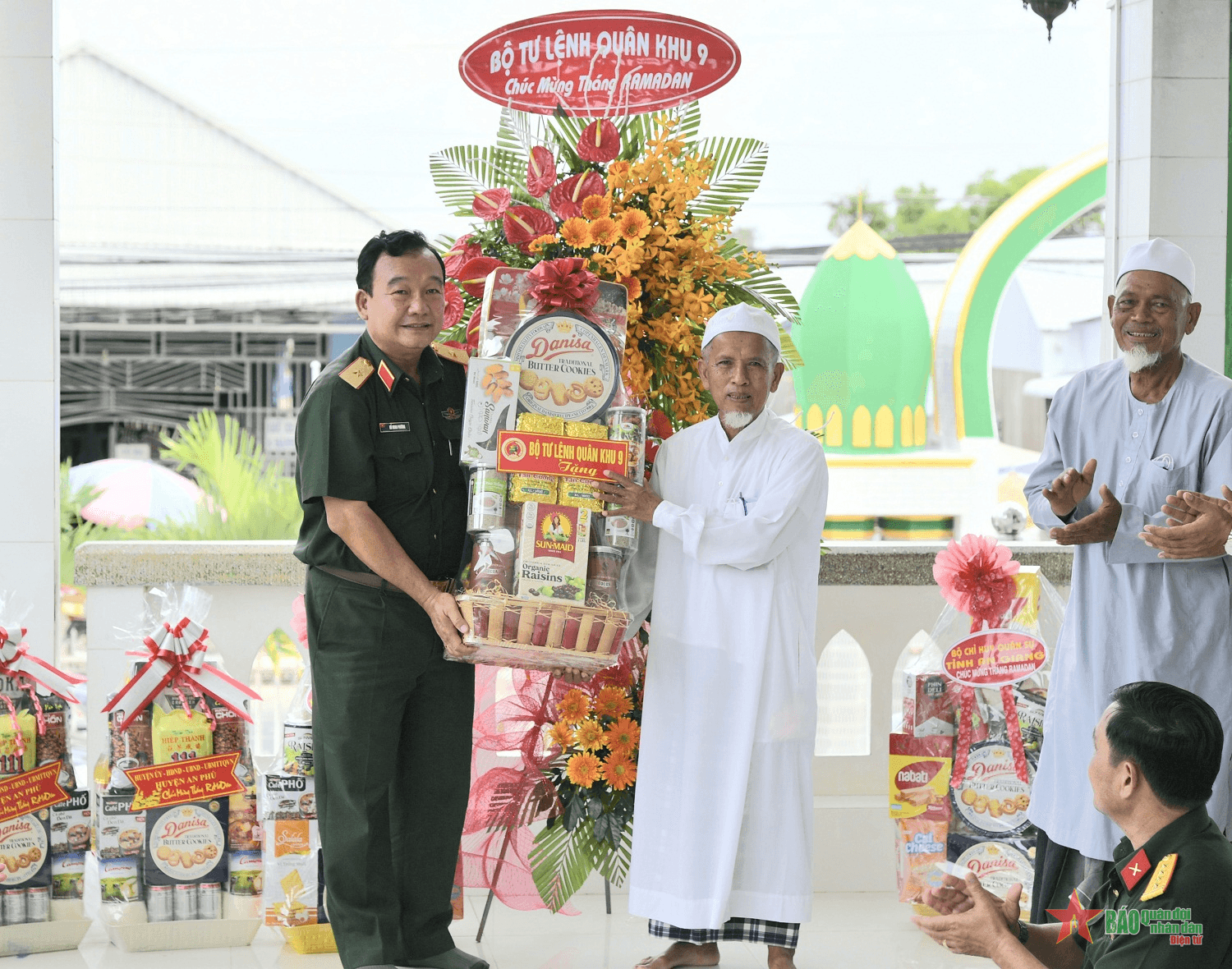 Quân khu 9 thăm, tặng quà cộng đồng dân tộc Chăm