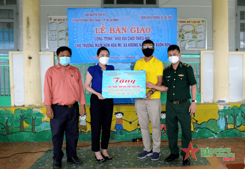 Bàn giao công trình khu vui chơi thiếu nhi tại xã biên giới Krông Na
