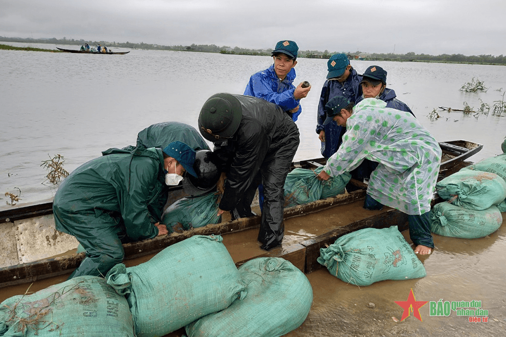 Quân khu 4 dồn sức ứng phó với mưa lũ