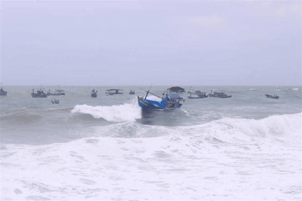 Trục vớt ghe thuyền của ngư dân Bình Định bị chìm