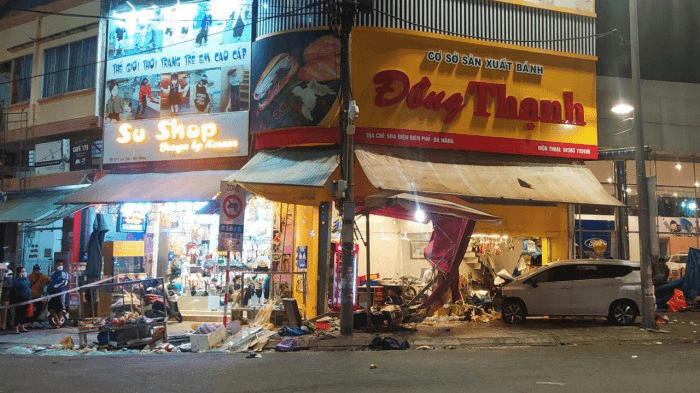 Ô tô 7 chỗ lao vào tiệm bánh mỳ ở Đà Nẵng, nhiều người nằm bất động