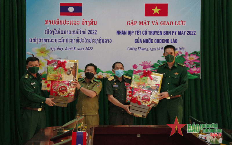 Bộ đội Biên phòng tỉnh Sơn La chúc Tết cổ truyền Bun Py May