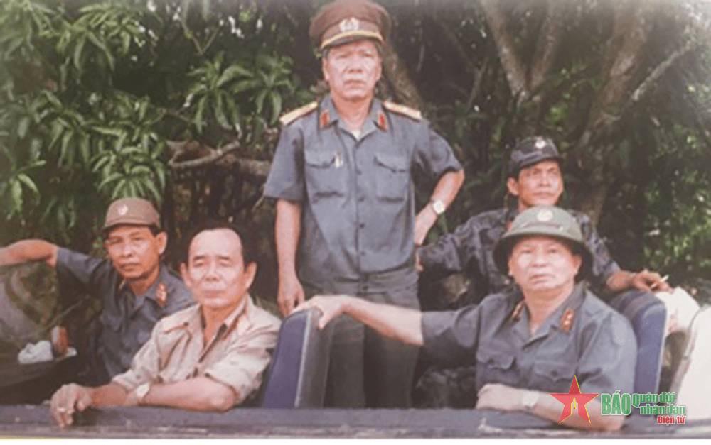 Sắt son đợi anh về