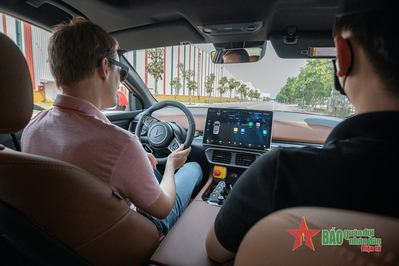 Người dùng thế giới nói gì khi lần đầu được cầm lái VinFast VF8?