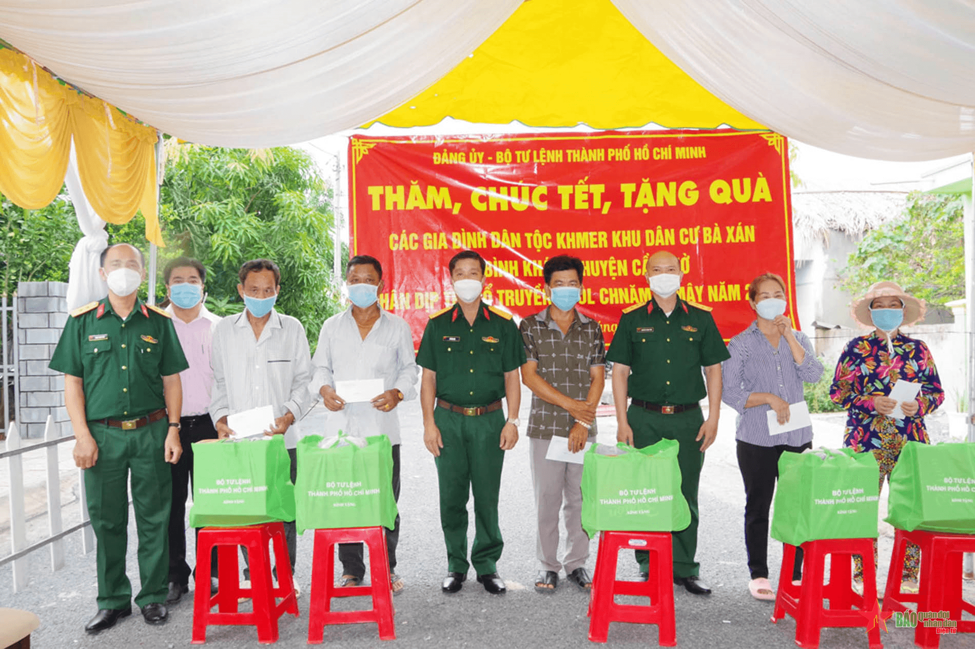 Bộ tư lệnh TP Hồ Chí Minh chúc Tết, tặng quà đồng bào Khmer