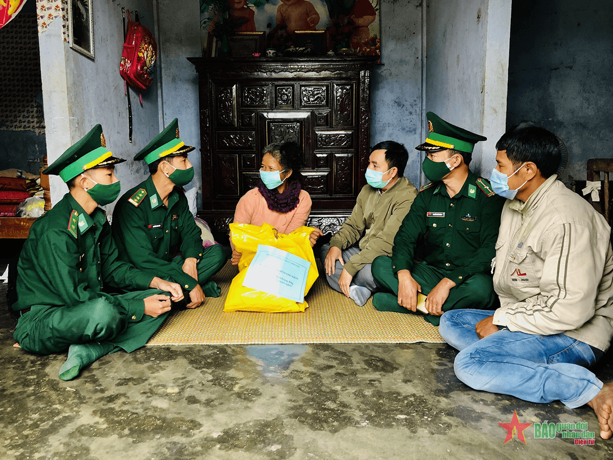 Người cán bộ Biên phòng nặng lòng với dân biên giới