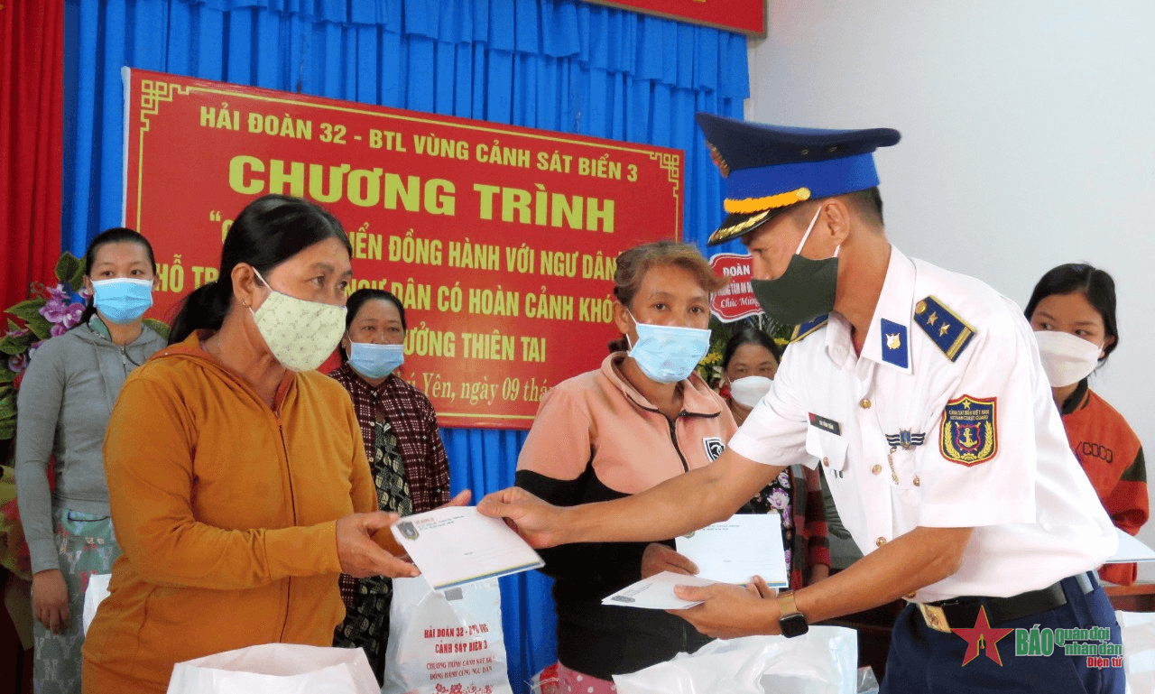 Tặng quà ngư dân bị ảnh hưởng thiên tai tại Phú Yên